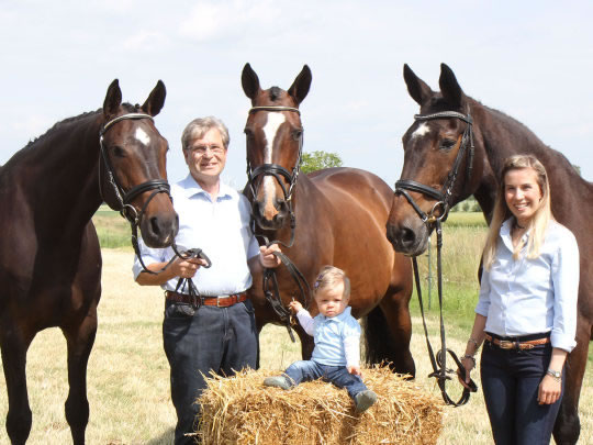 Drei Generationen Pferdezucht Dr. Jacobs mit St.Pr. Emmy Jo PJ v. Escudo I, Mutter St.Pr. Sammy Jo v. Silvio I und Großmutter Callonia v. Calypso II Drei Generationen Pferdezucht Dr. Jacobs mit St.Pr. Emmy Jo PJ v. Escudo I, Mutter St.Pr. Sammy Jo v. Silvio I und Großmutter Callonia v. Calypso II