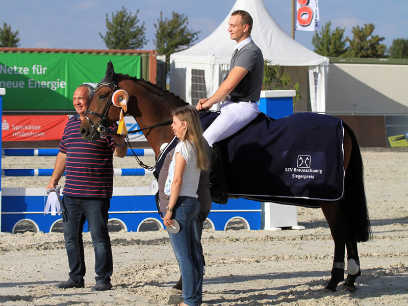 Springpferd Spooks PJ Sieger beim Bezirks-Springpferdechampionat